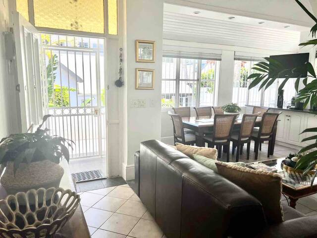 Comfortable Three Bedroom House near the Promenade gallery image 5