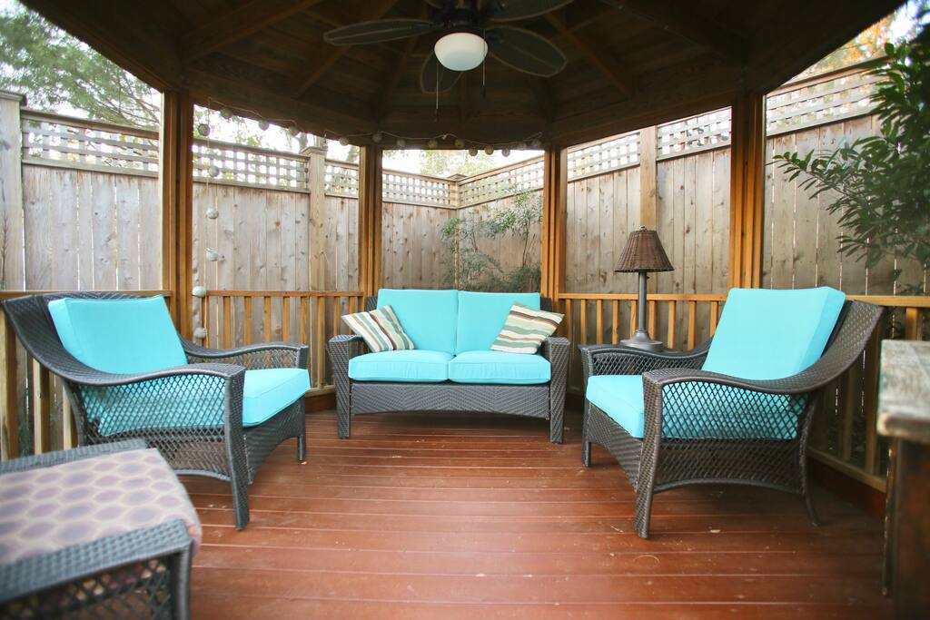 Cozy up w/family & friends in our fabulous screened-in gazebo
