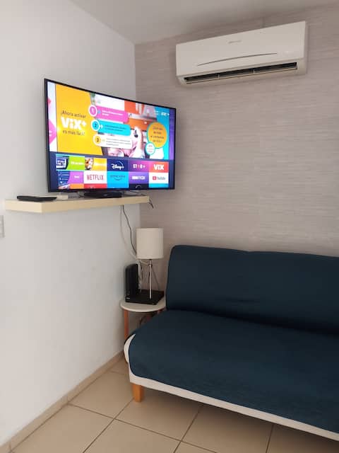 Successful Airbnb property: Turquoise House near the Airport with Pool. in Ciudad Apodaca