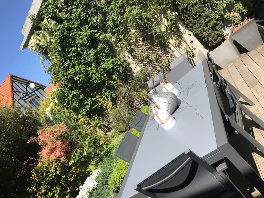 belle terrasse plein sud à l'abri des regards
