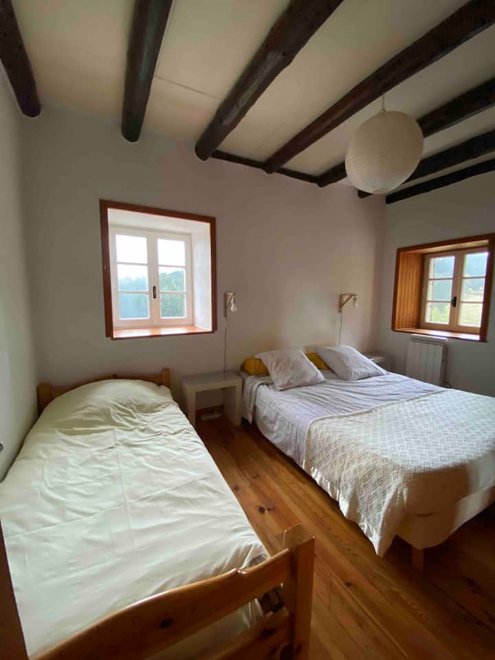 חדר שינה מספר 2 עם מיטה זוגית אחת + מיטה אחת 