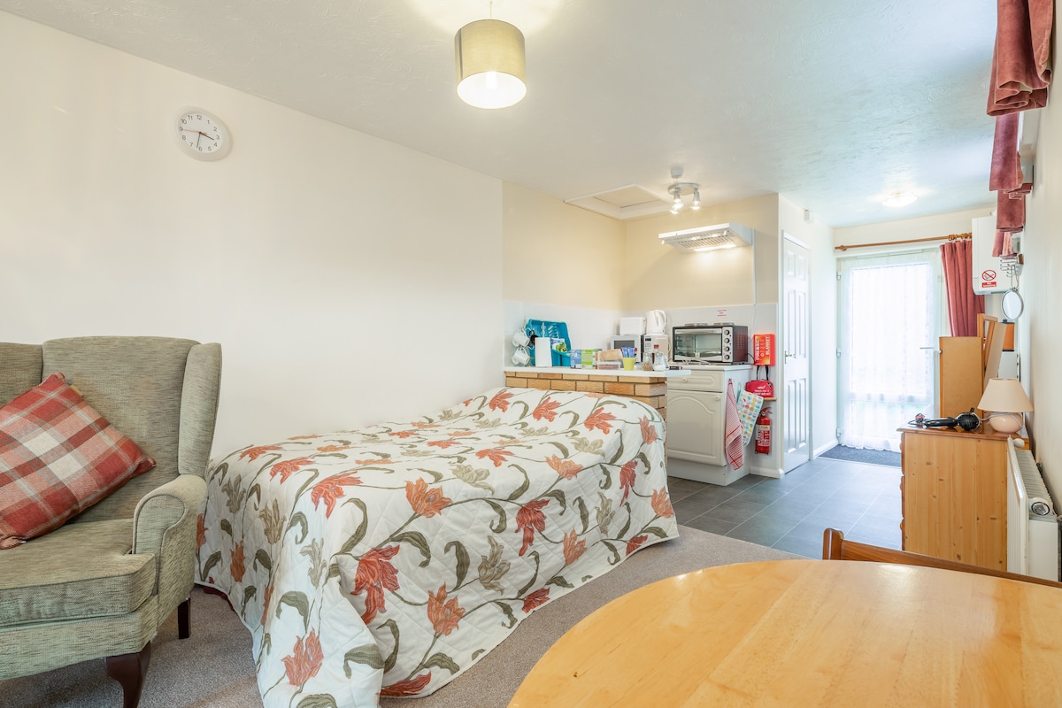Double bed, + 2 single beds as required + 1 travel cot. 
Some family's have used the single beds in the annexe or in the conservatory 
Also on occasions guests have requested to sleep in the summer house.  