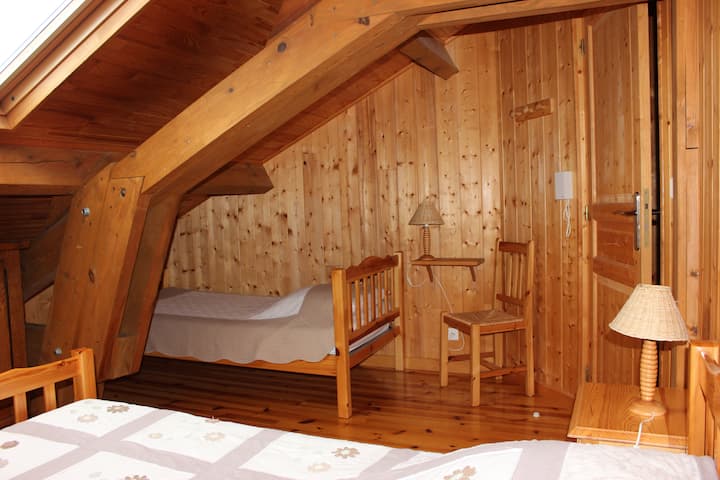 Chambre avec un lit en 140 et un lit en 90 à l'étage.