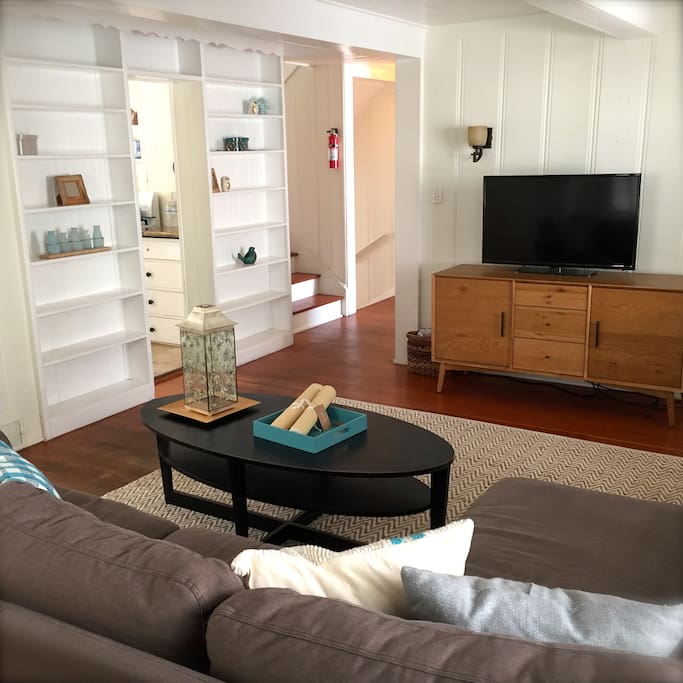 LIVING ROOM OF 4 BEDROOM/1 BATHROOM APARTMENT