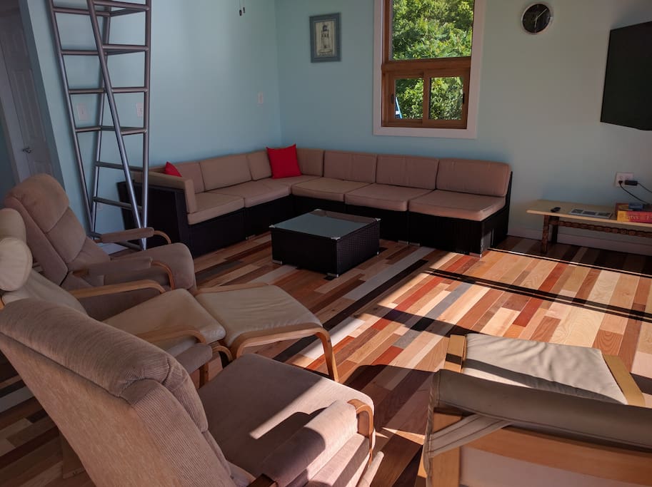 Seating for 9 in Living room