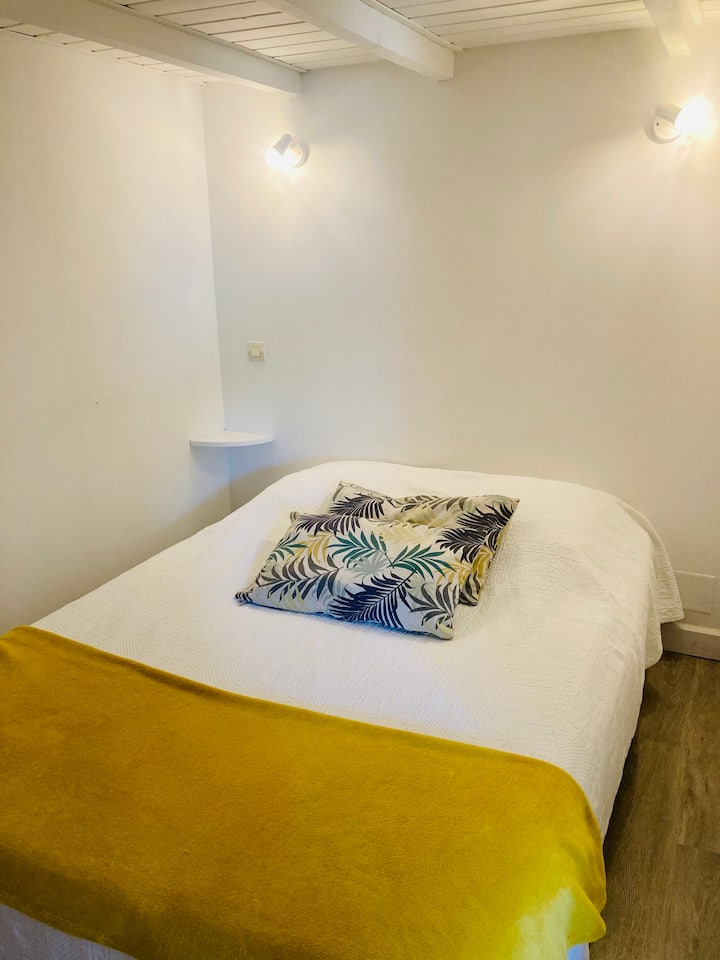 חדר שינה עם 140 מיטות