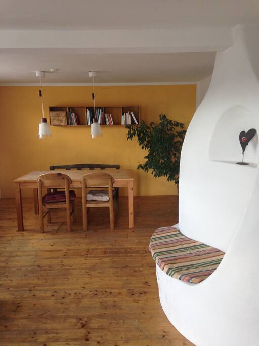 Wohnzimmer mit Kachelofen