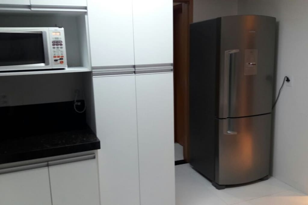 Cozinha com armários e equipamentos novos