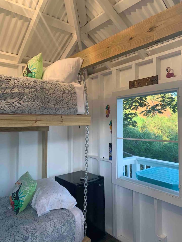 Ლამაზი პატარა ორსართულიანი სახლი იდეალურია ნებისმიერი ასაკის ბავშვისთვის