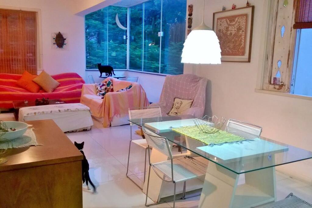 Sala com janelas amplas promovendo boa ventilação e iluminação natural.