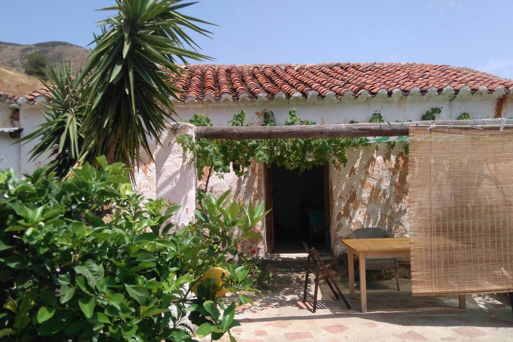 South-facing terrace @ « SHANGRI-LARA » with separate entrance to Samsára Suite.