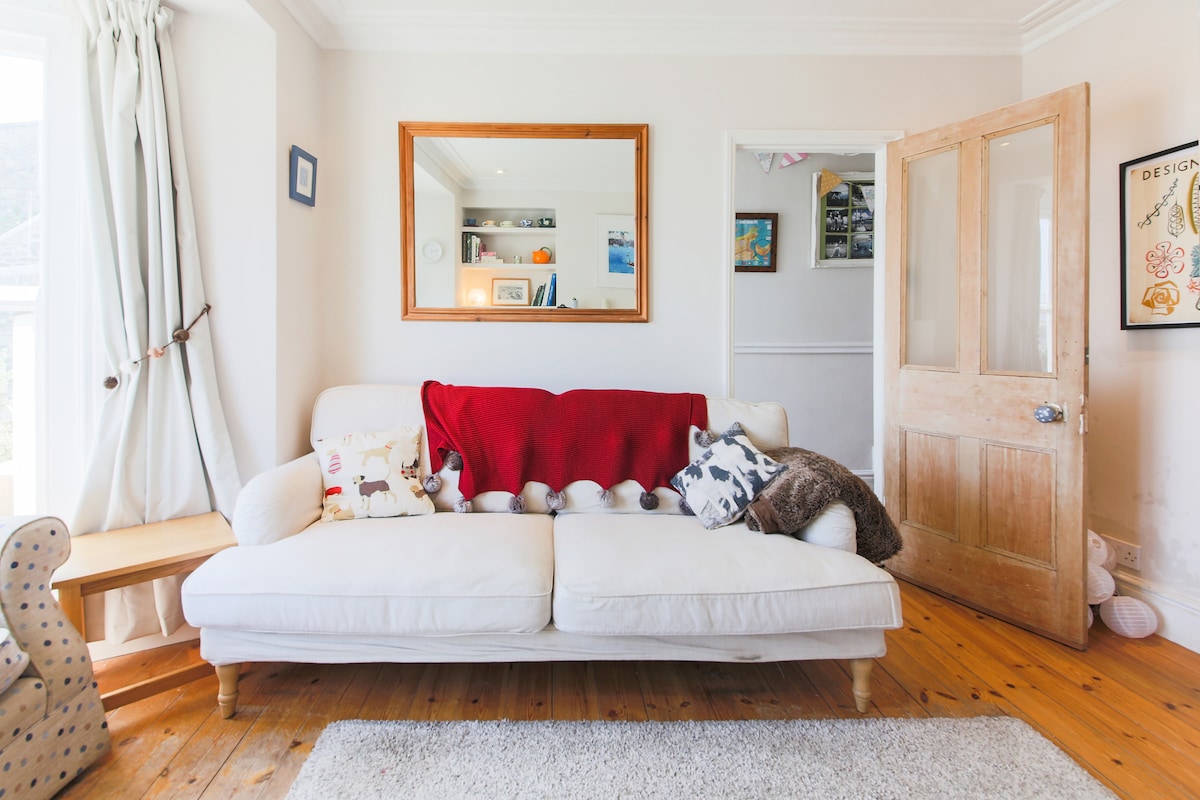 Popular Airbnb listing: Tam's Little Blue Cottage - views, dogs, garden in St. Ives