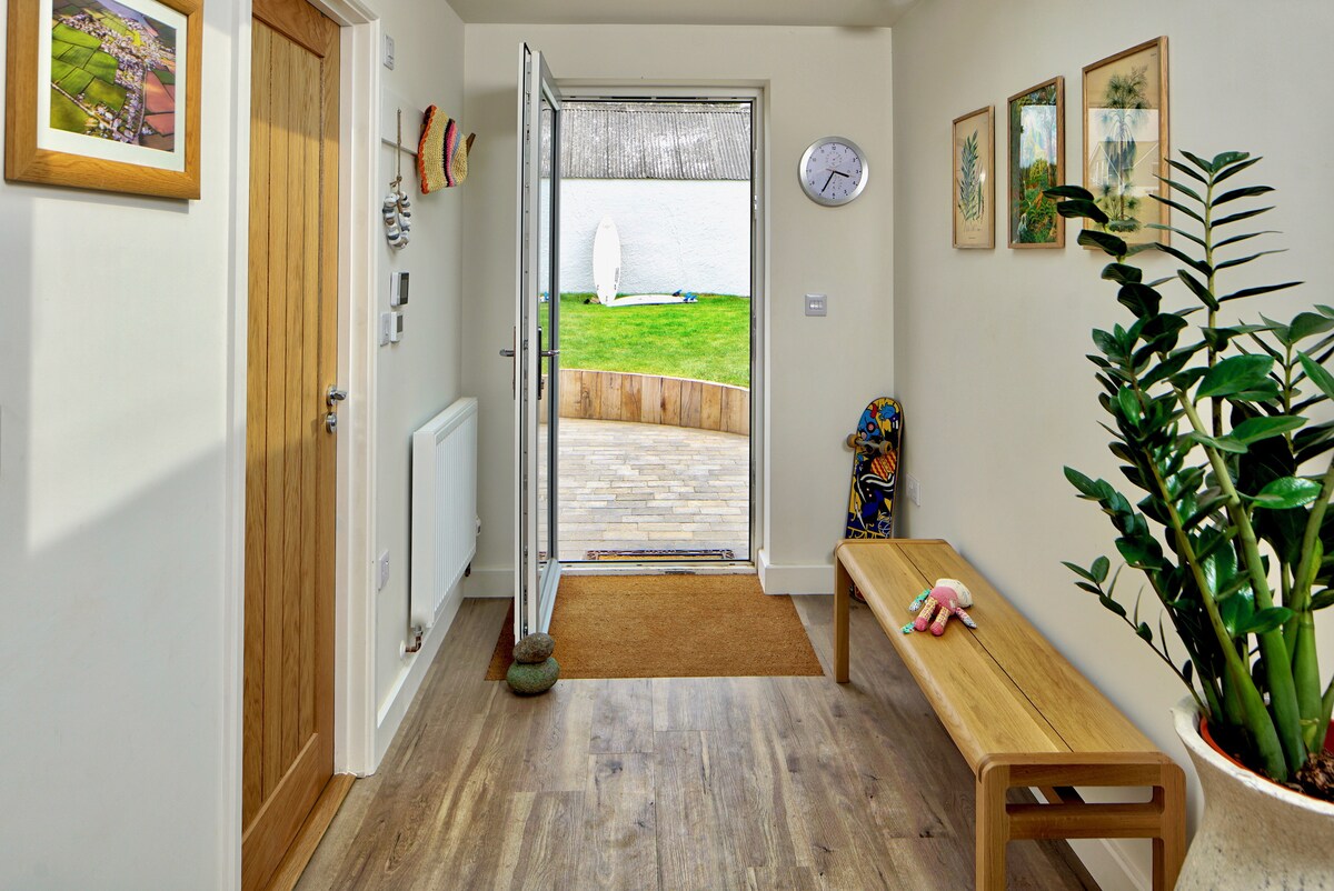 Popular Airbnb listing: Cornish coastal cottage - sea view & walk to beach in Padstow