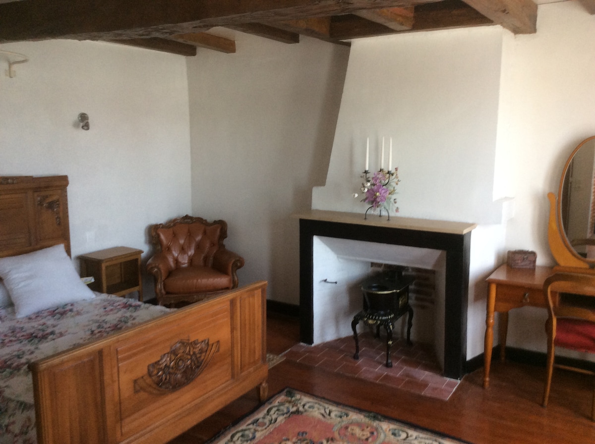 velika glavna spavaća soba s pogledom na Seinu i izlazak sunca od 20 m2