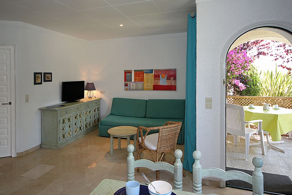 Apto.F salón con sofá-cama y terraza