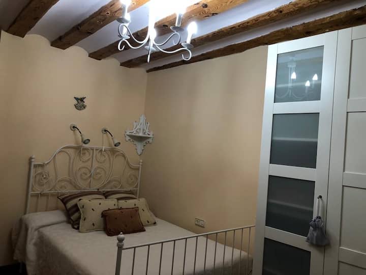Dhoma e dytë me një krevat 140 cm me një krevat 90 cm poshtë tij.