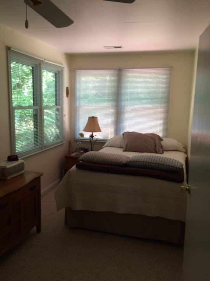 Საძინებელი #2. ერთი სრული საწოლი.