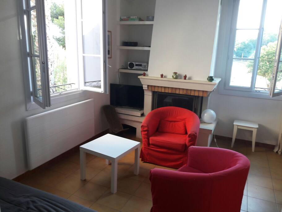 salon (canapé, 2 fauteuils, télévision, wifi)