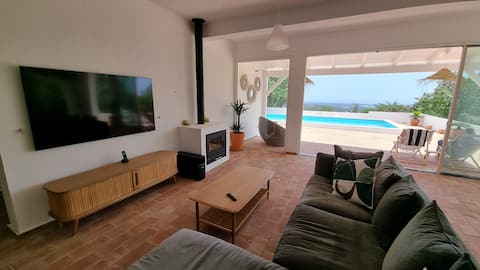 Popular Airbnb listing: Villa "Che Sera" 4 bedrooms 4 bathrooms heated pool sea view in Santa Bárbara De Nexe