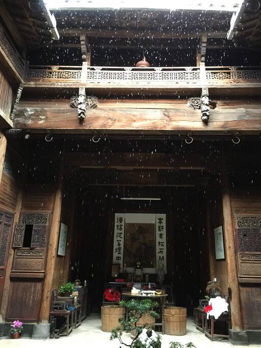 飘雪的天井