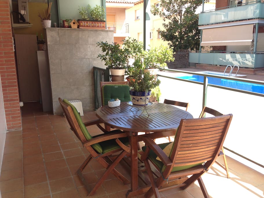 Notre terrasse... a 2 mètres de la piscine!