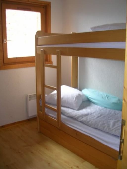 Une belle petite chambre a 2/3 lits, lumineuse.