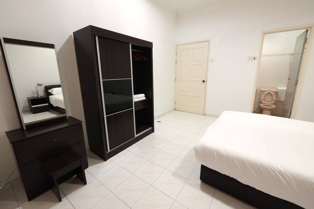 Queen bed room
