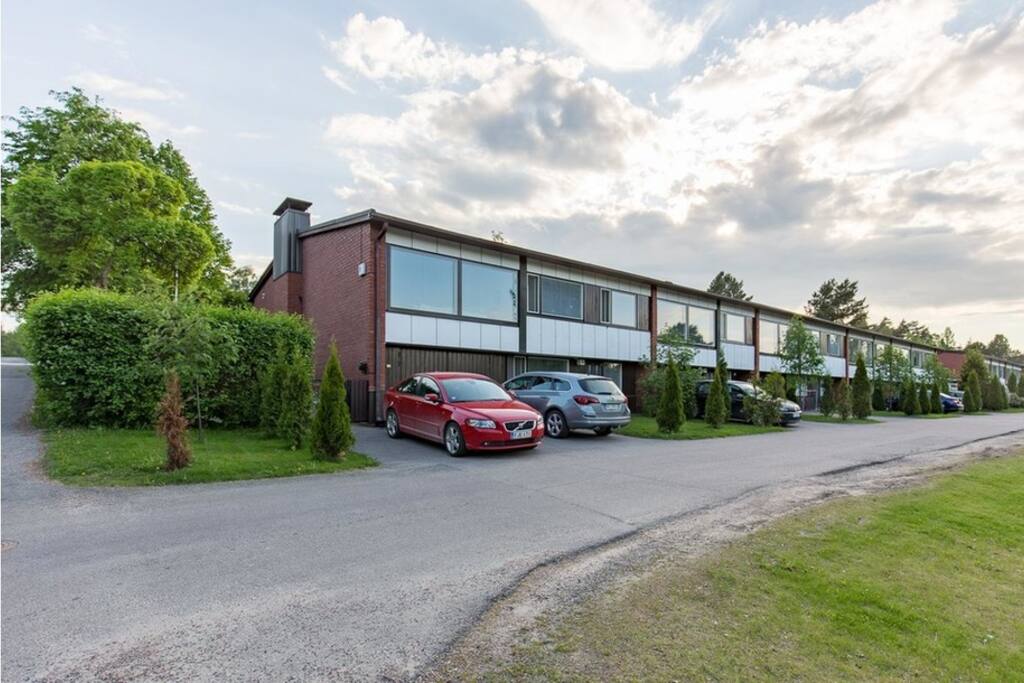 End apartment. Warm and large garage and place for two cars in front of it.