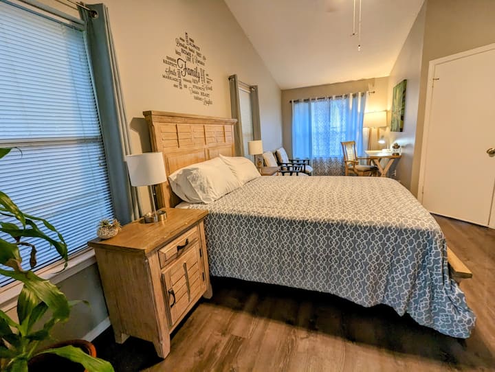 主卧室-标准双人床和书桌 