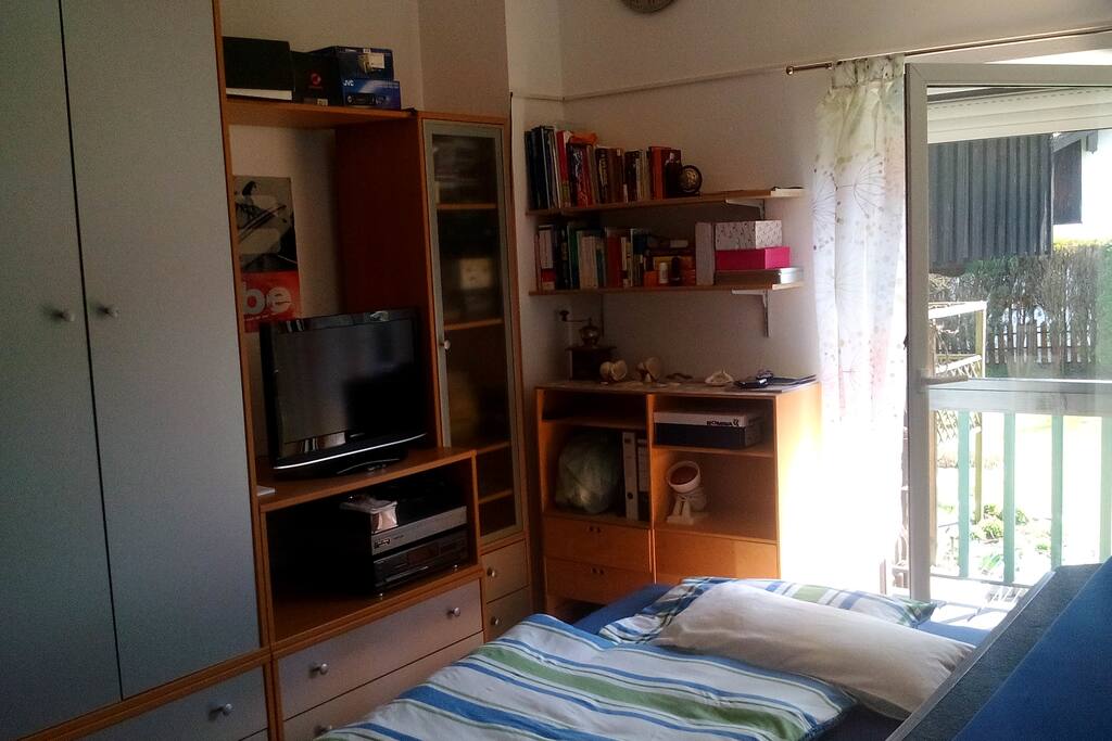 Wohnwand und Fernseher