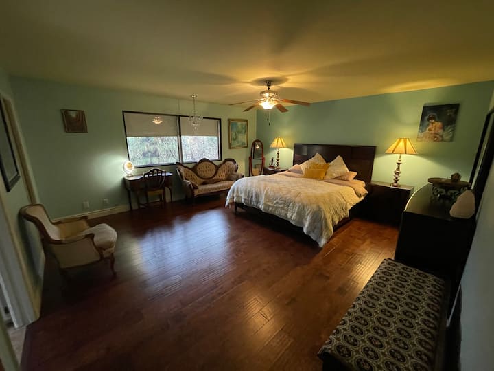 Grande chambre parentale avec meuble vasque et canapé antique