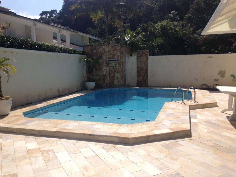 área de piscina e churrasqueira