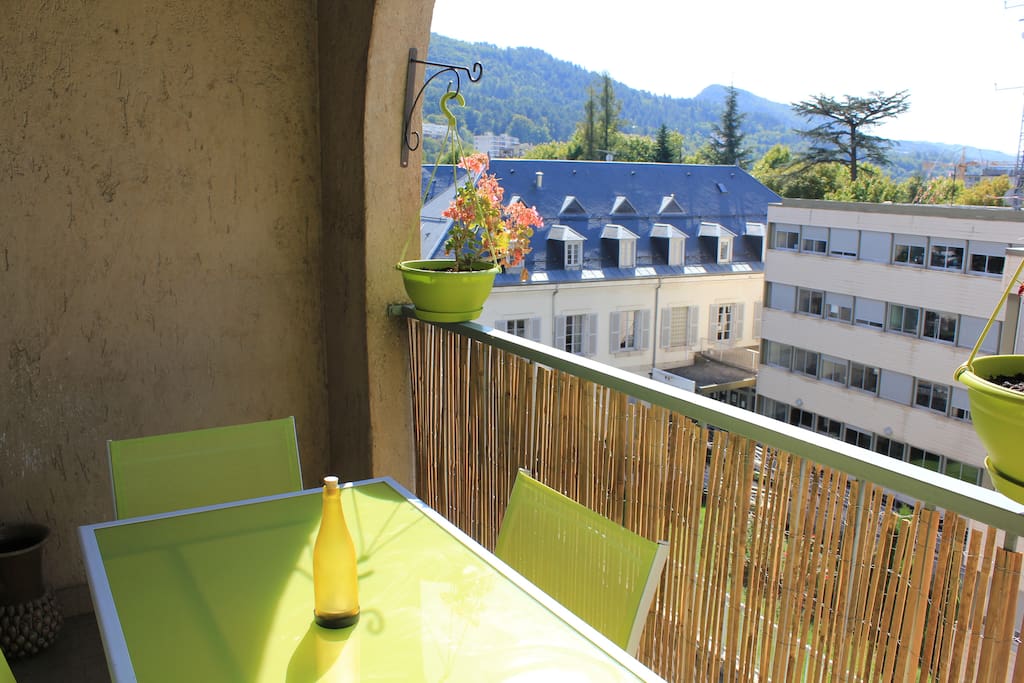 balcon pouvant accueillir 4 personnes
