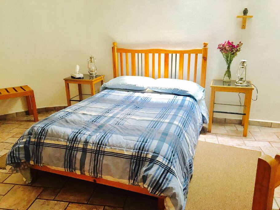 Recámara con cama matrimonial.