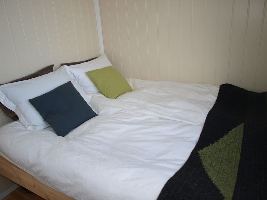 A double bed (160x200cm)