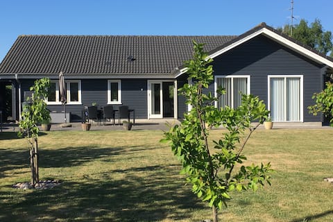 Træhus i stille kvarter tæt på skov og strand