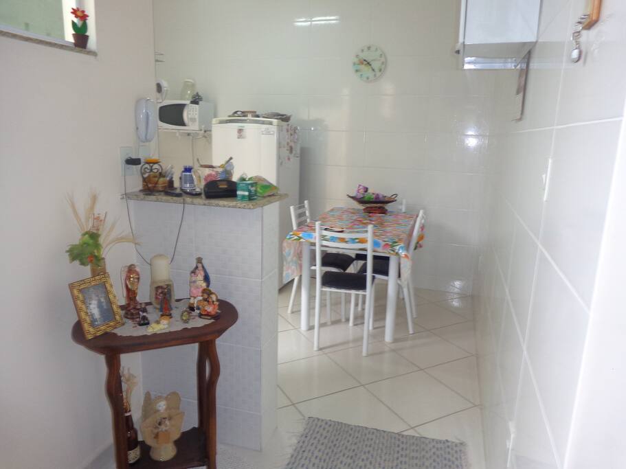 pedaço da sala e no fundo copa e cozinha