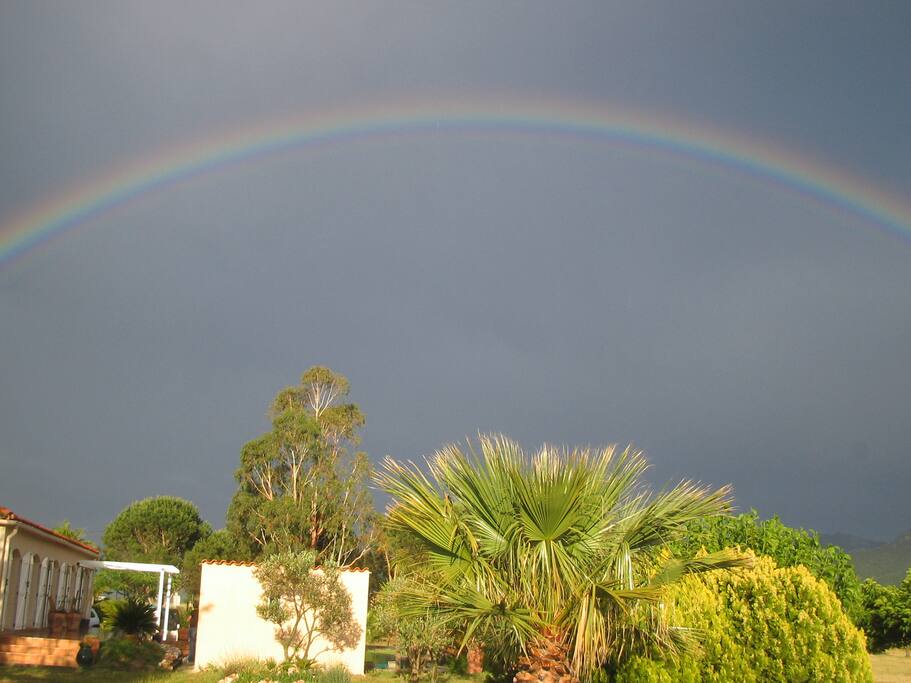 Arc-en-ciel au dessus du Mas de la Gabarre