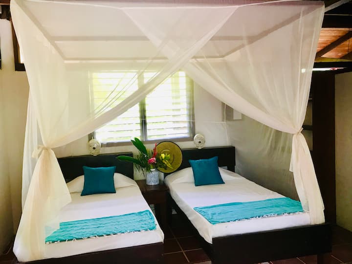 Dormitorio de jardín con camas individuales convertibles -> cama tamaño king