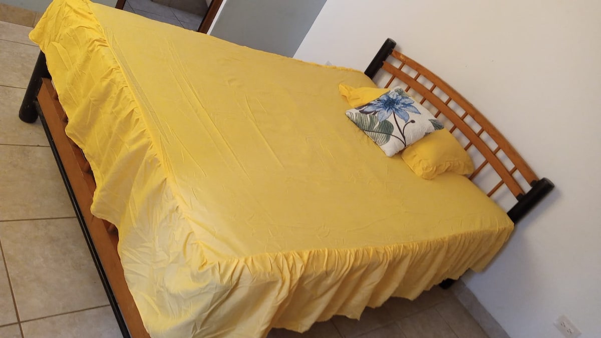 2 en cama matrimonial, TV y aire acondicionado, closet y Baño privado para la habitación. 