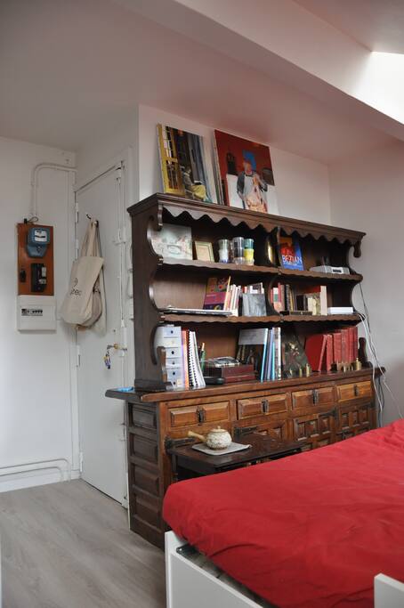 Two comfy beds in one ! They slide on each other, so it is easy to open and close. The matresses are really confortable. The two beds are open on this picture. See previous one when only one bed is open, there is a lot of room left ! (view with second bed open)