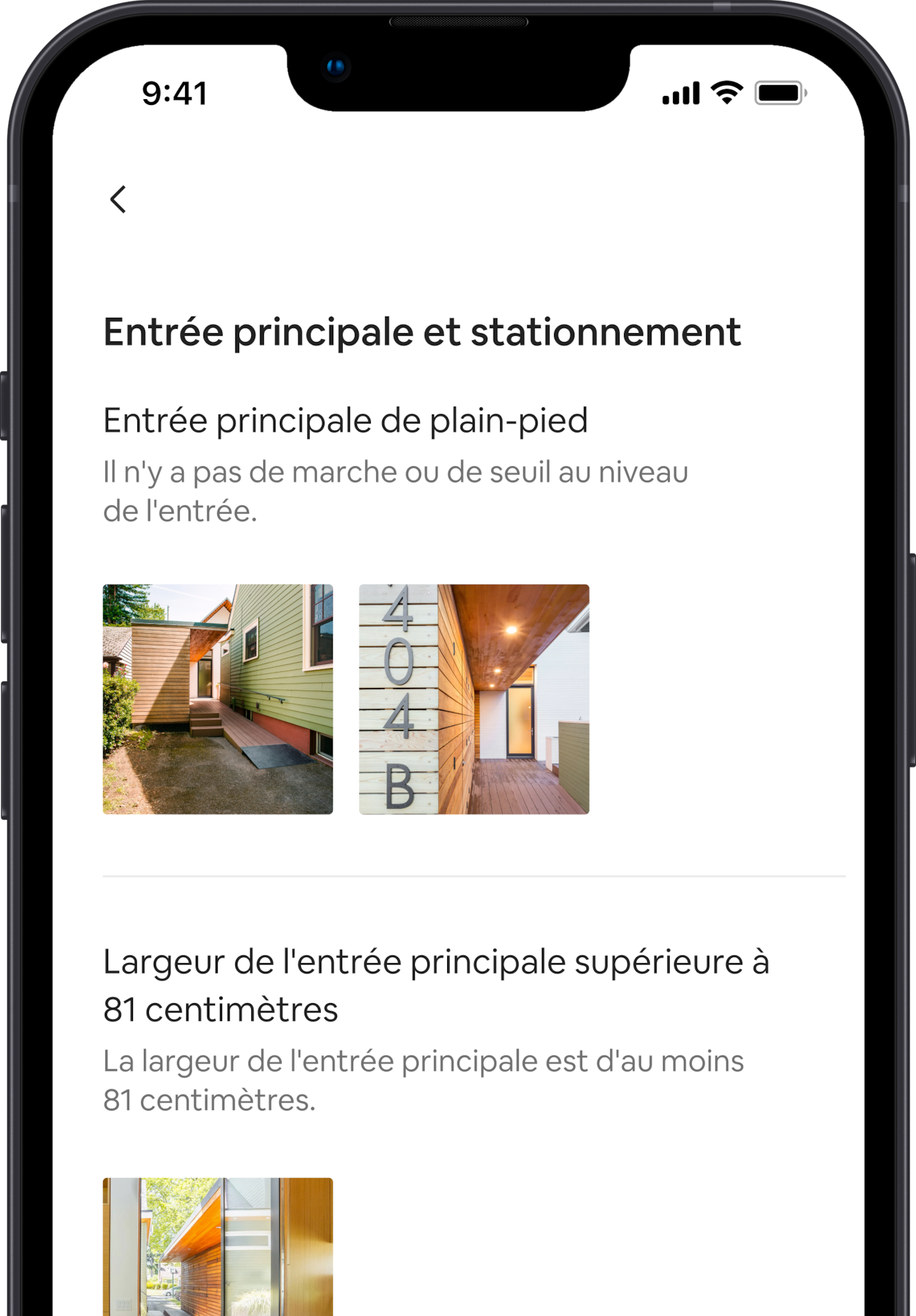 Un téléphone portable affiche un ensemble d'éléments d'accessibilité pour une annonce Airbnb. Le premier élément affiche « Entrée de plain-pied pour les voyageurs » et est suivi d'images qui illustre cet élément. L'élément d'accessibilité suivant est « La largeur de l'entrée des voyageurs est d'au moins 81 centimètres » et est suivi d'une image qui illustre cet élément.