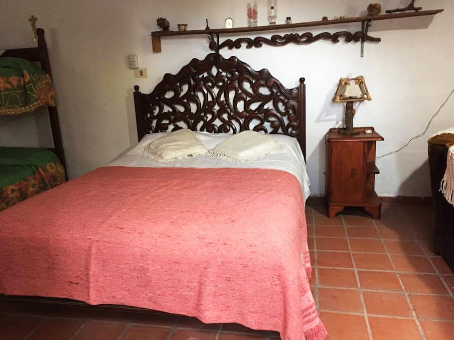 Cama Matrimonial, Estilo rustico