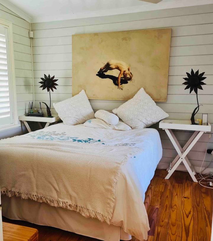 Habitación principal con cama tamaño queen