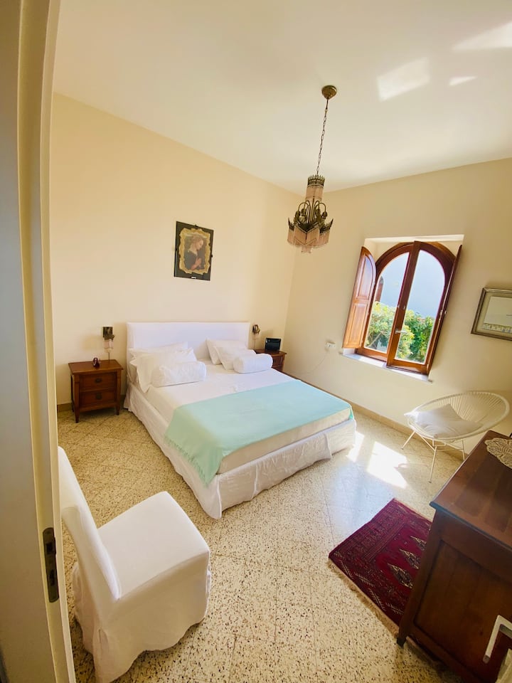 Dormitorio con ropa de cama tamaño king 