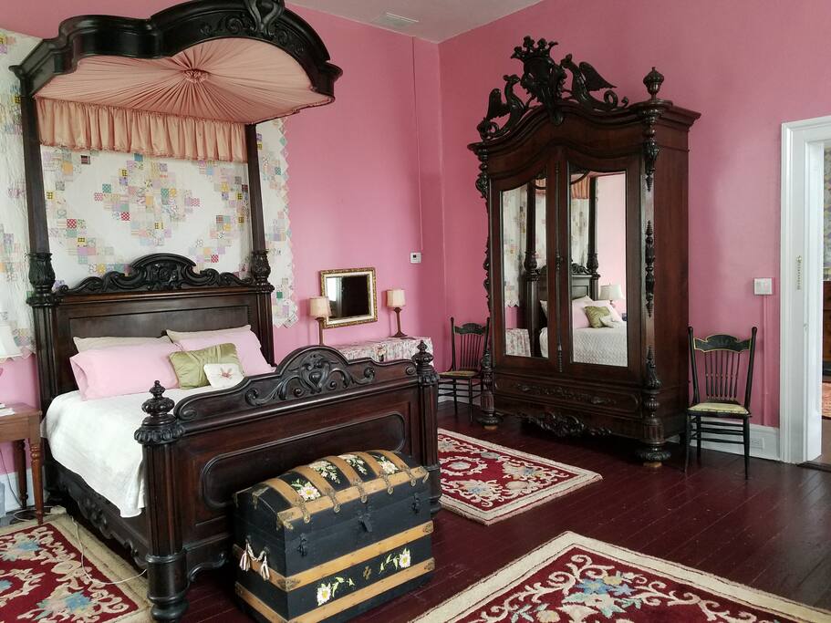 Bedroom 1 - Rose room - queen bed