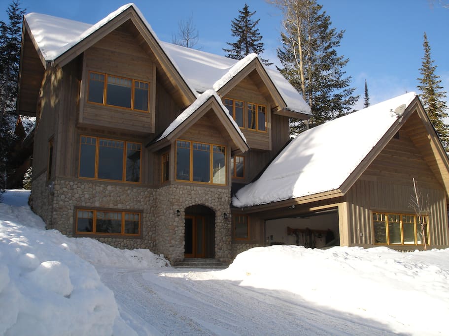 Columbia Mountain Lodge with heated double garage and off-road parking