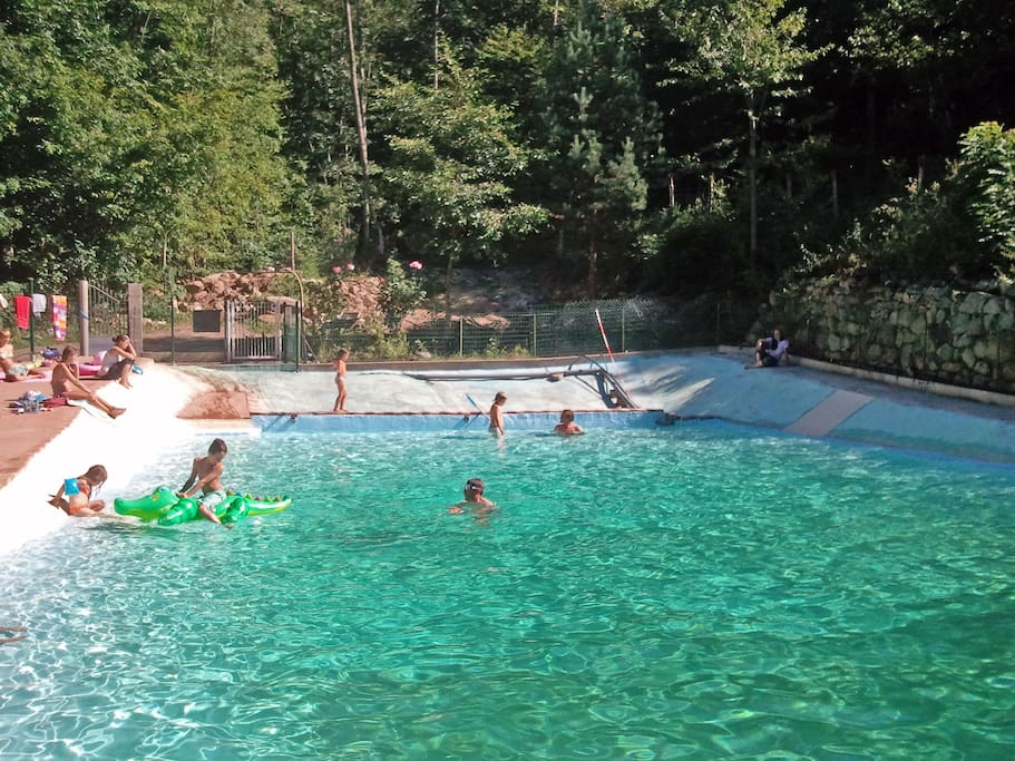 La piscine du camping en été.