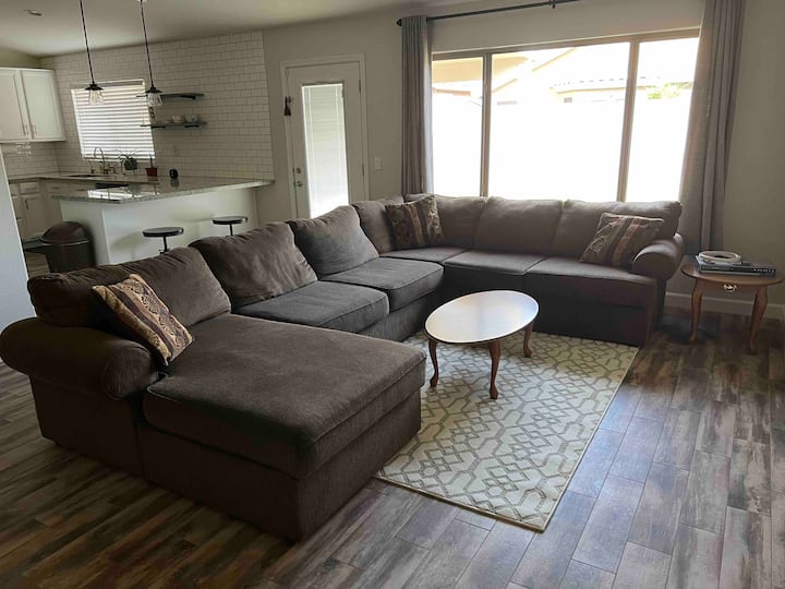 Immaculate 3-bedroom Home W/ Free Parking - Mesa, AZ