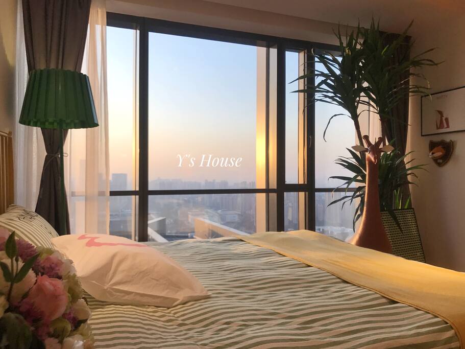 躺在床上看夕阳西下。